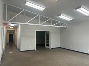 335 Robin Way, Saskatoon, SK for lease Interior Photo- Image 2 of 5