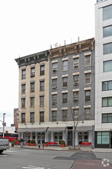 507 Ninth Ave, New York, NY à vendre - Photo du bâtiment - Image 2 de 2
