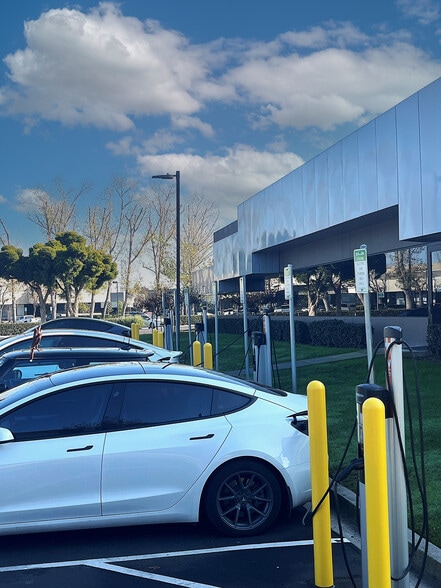 501-575 Chesapeake Dr, Redwood City, CA for lease - Building Photo - Image 2 of 3