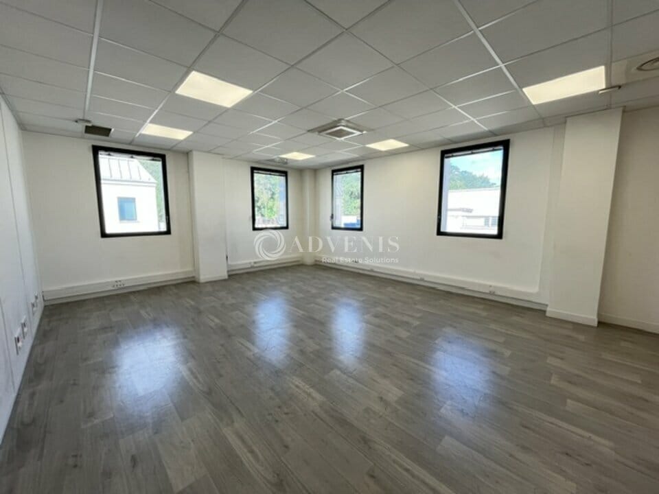 Office in Le Blanc-Mesnil for lease Interior Photo- Image 1 of 12