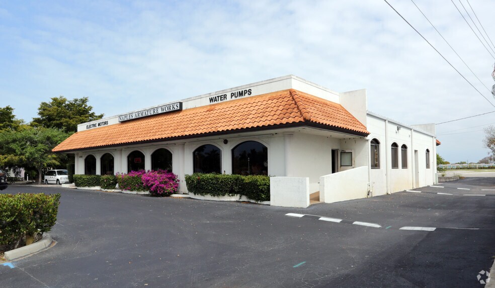 1095 5th Ave S, Naples, FL à louer - Photo du bâtiment - Image 3 de 5