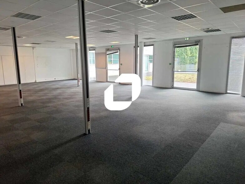 Office in Bordeaux for lease - Building Photo - Image 3 of 7