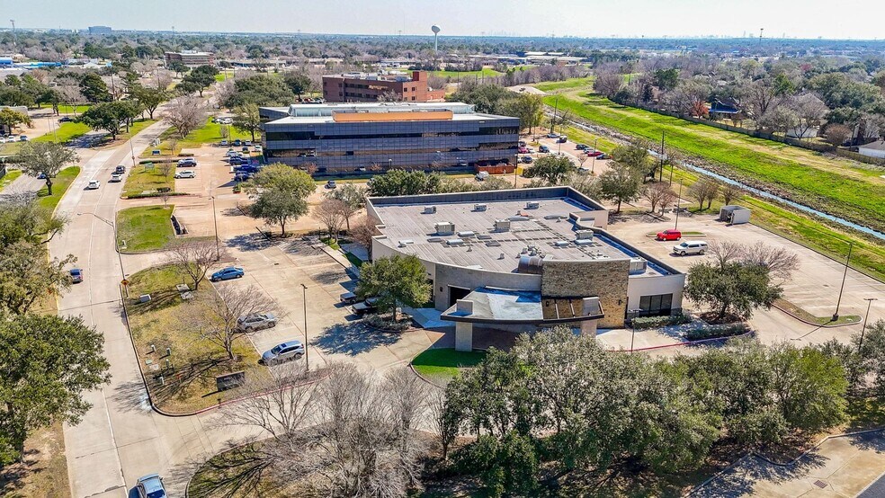 11321 Fallbrook Dr, Houston, TX à louer - Photo du bâtiment - Image 2 de 8