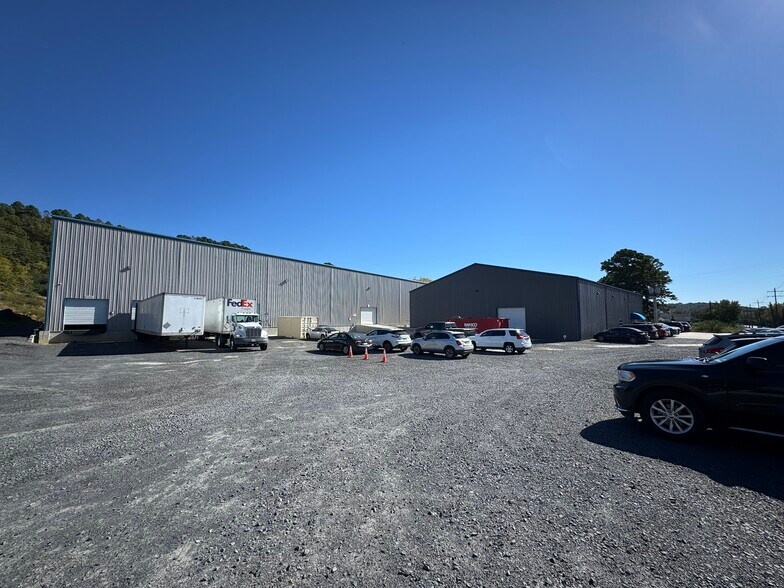 100% Occupied Industrial Property portefeuille de 2 propriétés à vendre sur LoopNet.ca - Photo du bâtiment - Image 2 de 8