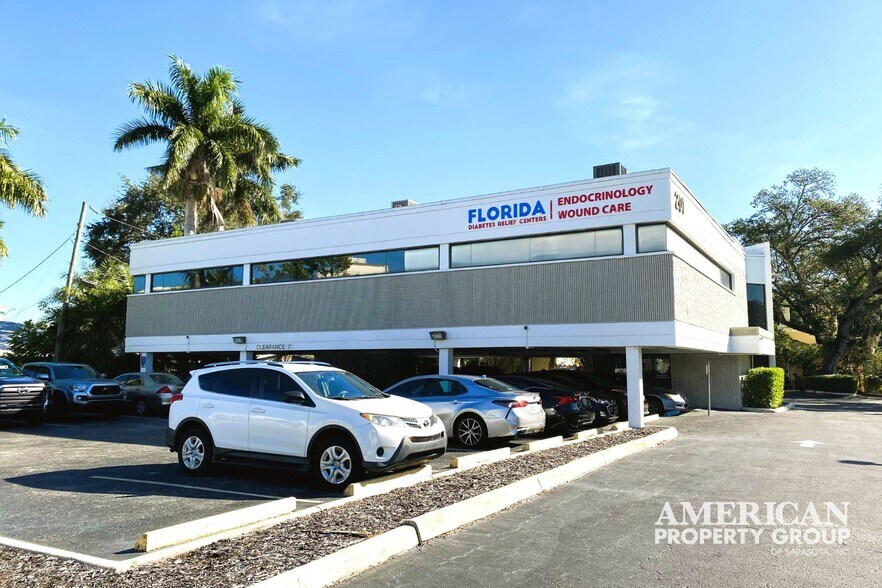201 4th Ave, Bradenton, FL à louer - Photo du bâtiment - Image 3 de 17