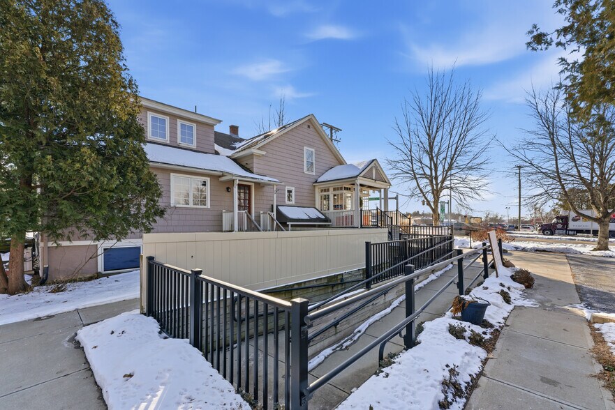 190 University Dr, Amherst, MA à vendre - Photo du bâtiment - Image 3 de 20