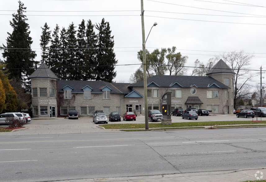 370 University Ave E, Waterloo, ON à louer - Photo du bâtiment - Image 3 de 6