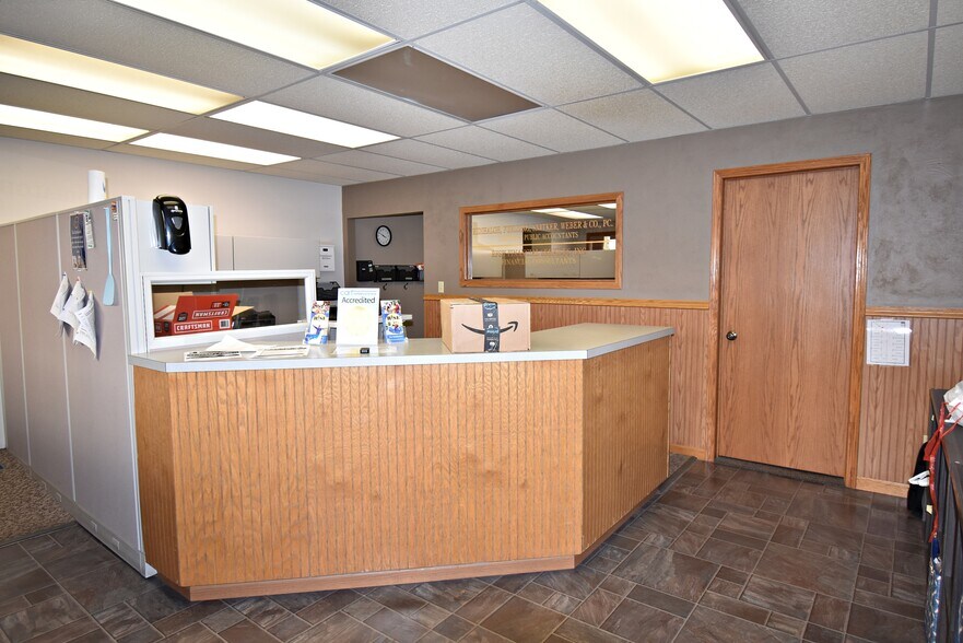 14 E Charles St, Oelwein, IA à vendre - Photo du bâtiment - Image 3 de 15