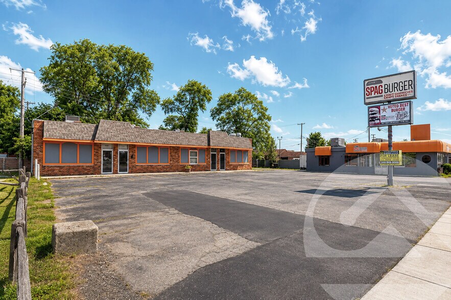 17265-17271 E 9 Mile Rd, Eastpointe, MI à louer - Photo du bâtiment - Image 1 de 1