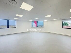 Office in Saint-Germain-en-Laye for lease Interior Photo- Image 2 of 3