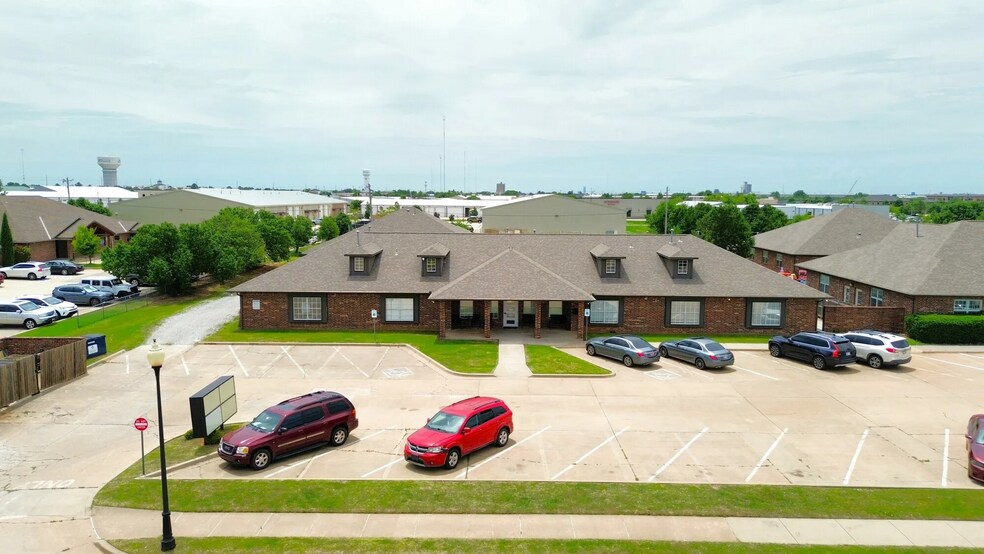 700 W 18th St, Edmond, OK à louer - Photo du bâtiment - Image 1 de 9