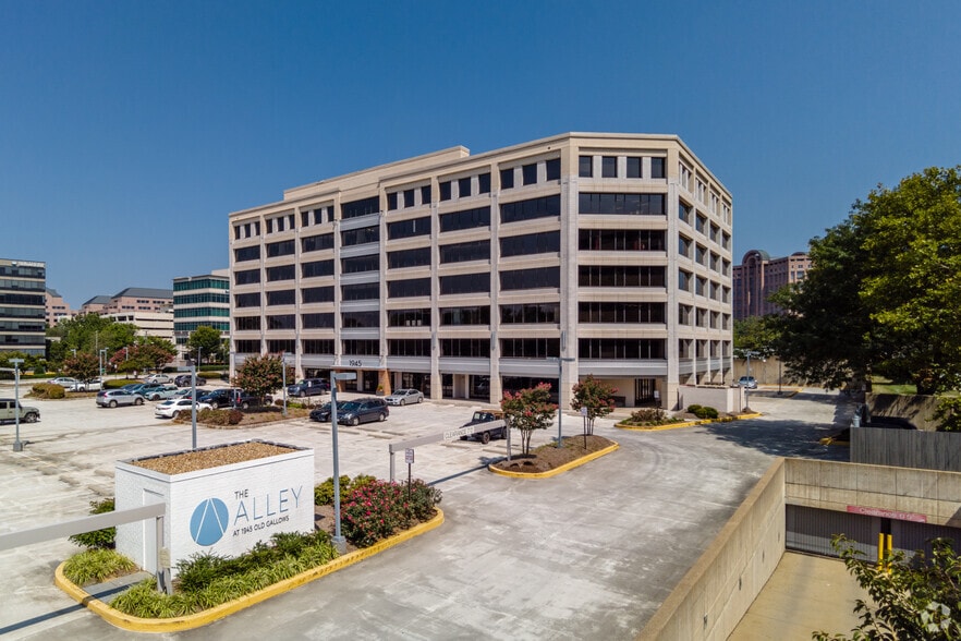 1945 Old Gallows Rd, Vienna, VA à louer - Photo du bâtiment - Image 2 de 6