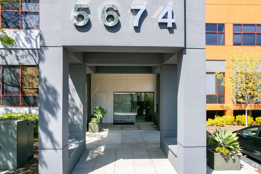 5674 Stoneridge Dr, Pleasanton, CA à louer - Photo du bâtiment - Image 3 de 4