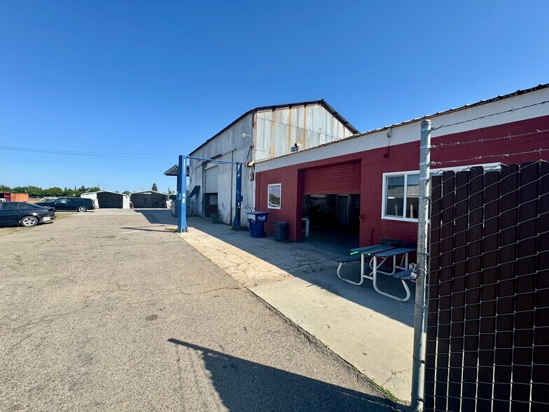 1211 E Yosemite Ave, Madera, CA for sale - Building Photo - Image 3 of 28