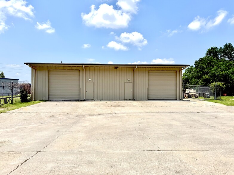 175 Circle Six Dr, Conroe, TX for lease - Building Photo - Image 2 of 8