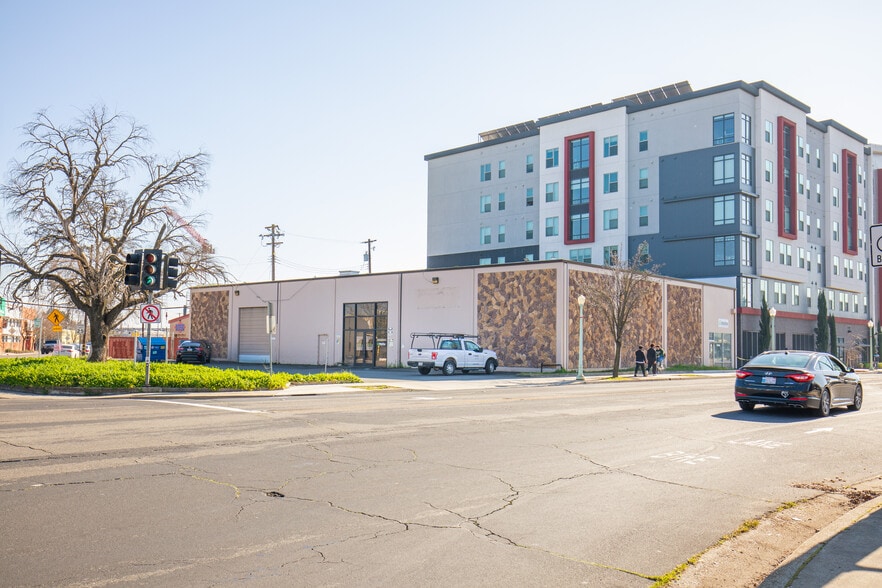 Elvas Ave Building + Yard portfolio of 2 properties for sale on LoopNet.ca - Primary Photo - Image 1 of 23