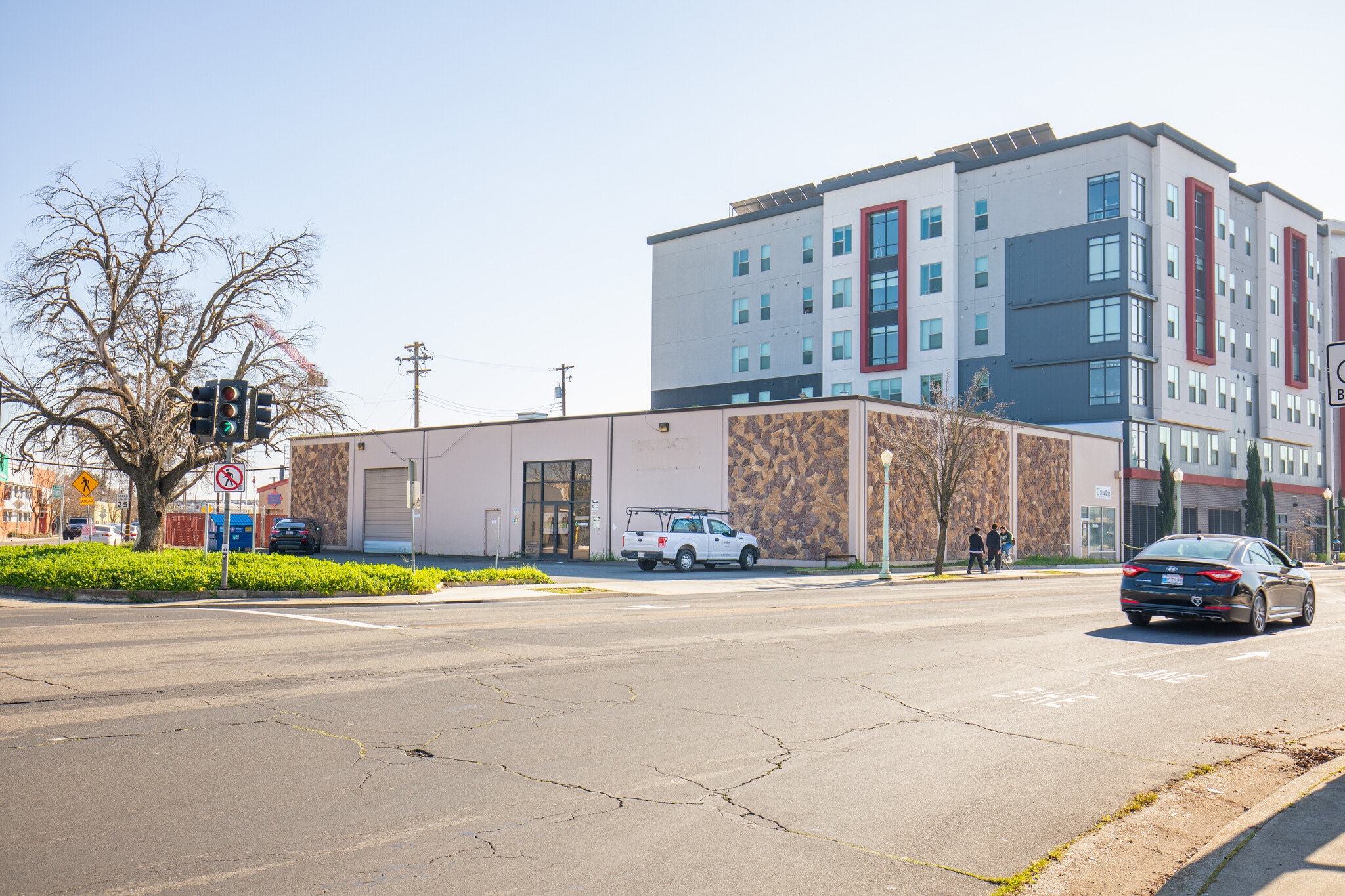 Elvas Ave Building + Yard portfolio of 2 properties for sale on LoopNet.ca Primary Photo- Image 1 of 24