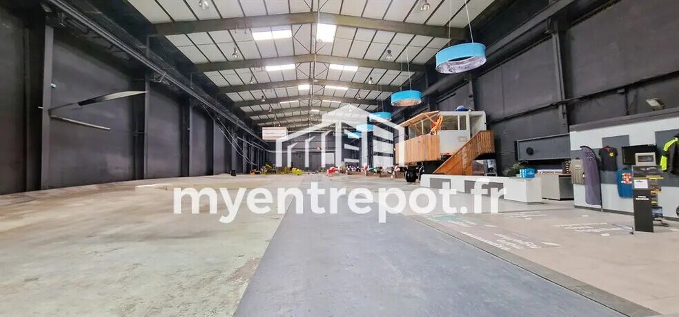 Flex in Aubagne for lease - Interior Photo - Image 1 of 6