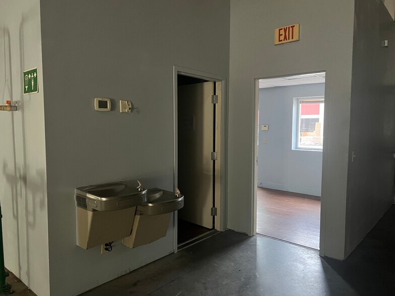 2433 S 86th St, Tampa, FL for lease - Building Photo - Image 3 of 13