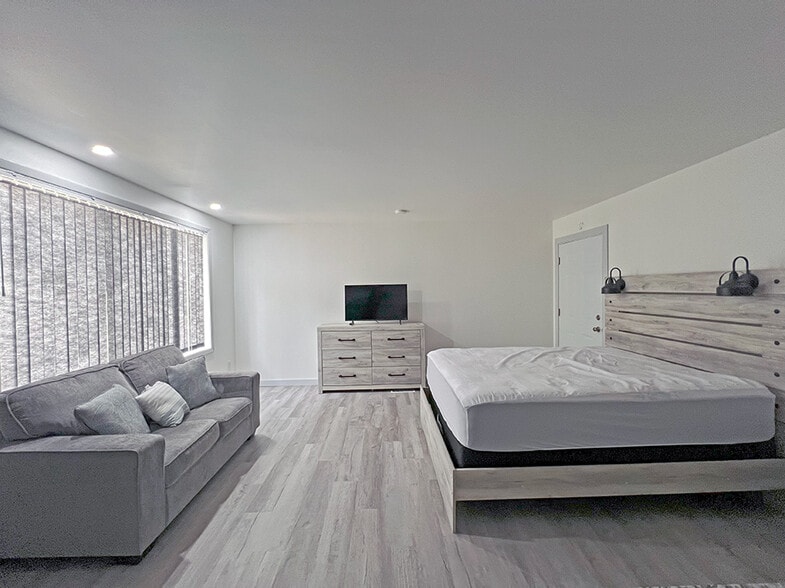 334 W Main St, Decatur, IL for sale - Building Photo - Image 3 of 7