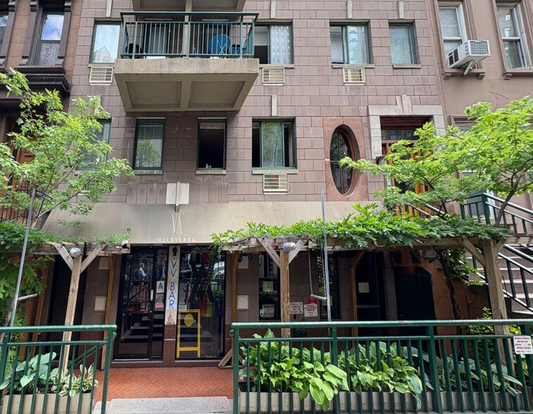 325 W 51st St, New York, NY for lease - Building Photo - Image 1 of 9