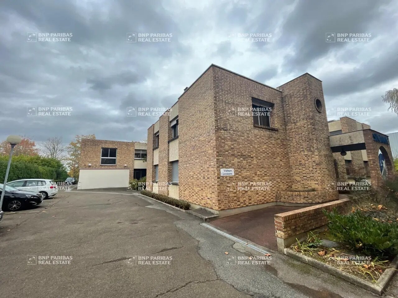 Local d'activités dans Buc à vendre Photo du bâtiment- Image 1 de 14