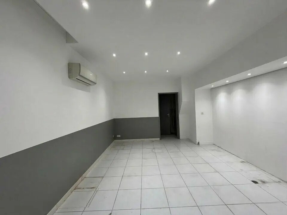 Retail in Sainte-Maxime for lease Interior Photo- Image 1 of 3