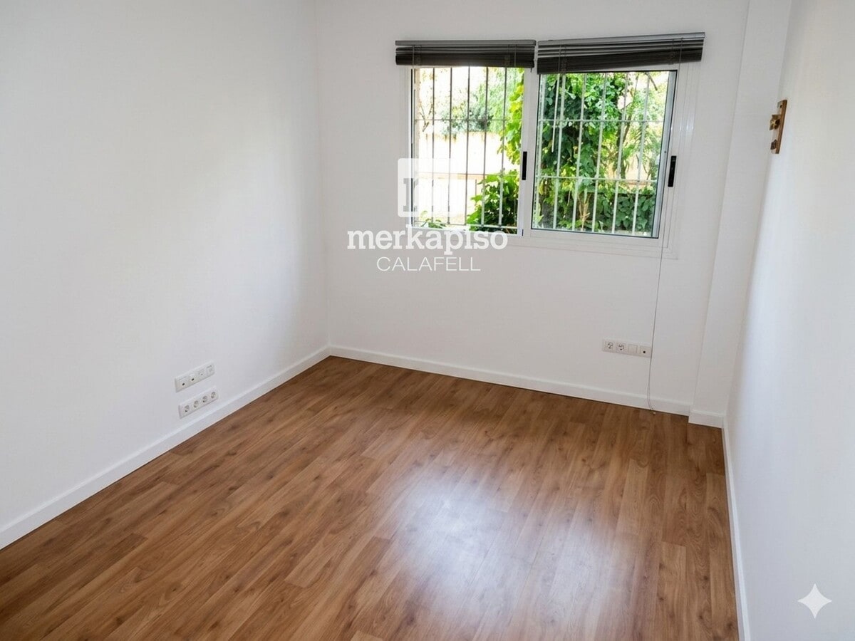 El Vendrell, TAR 43700 - - - Interior Photo - Image 2 of 9