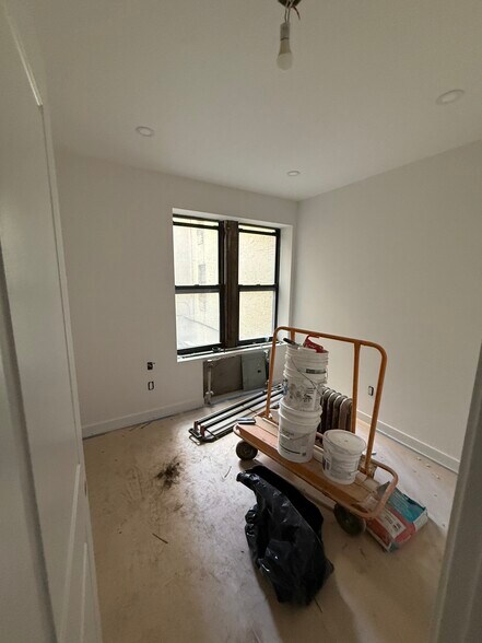 145 W 71st St, New York, NY à louer - Photo du bâtiment - Image 2 de 10