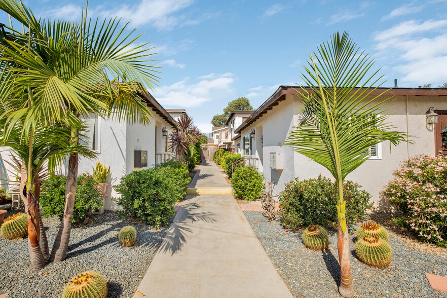 817 Mira Mar Ave, Long Beach, CA à vendre - Photo du bâtiment - Image 2 de 18