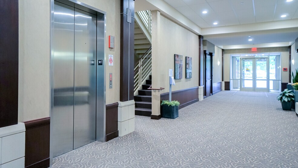 860 Blue Gentian Rd, Eagan, MN à louer - Photo intérieure - Image 3 de 36