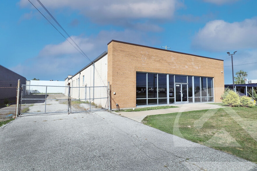 32251 Dequindre Rd, Madison Heights, MI for lease - Primary Photo - Image 1 of 1