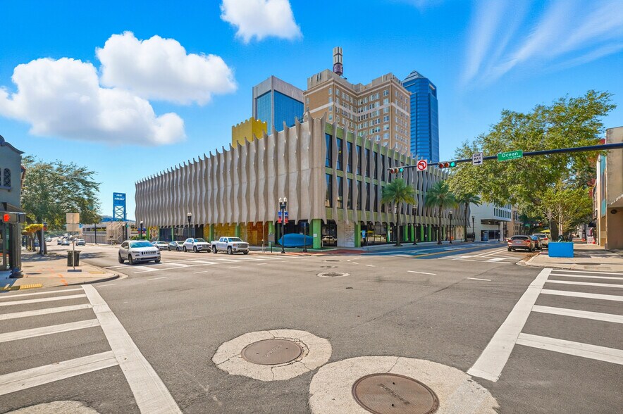 40 E Adams St, Jacksonville, FL à louer - Photo du bâtiment - Image 2 de 13