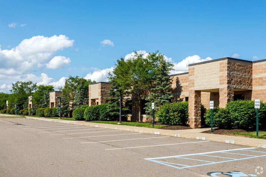 1168 Oak Valley Dr, Ann Arbor, MI à vendre - Photo principale - Image 1 de 7