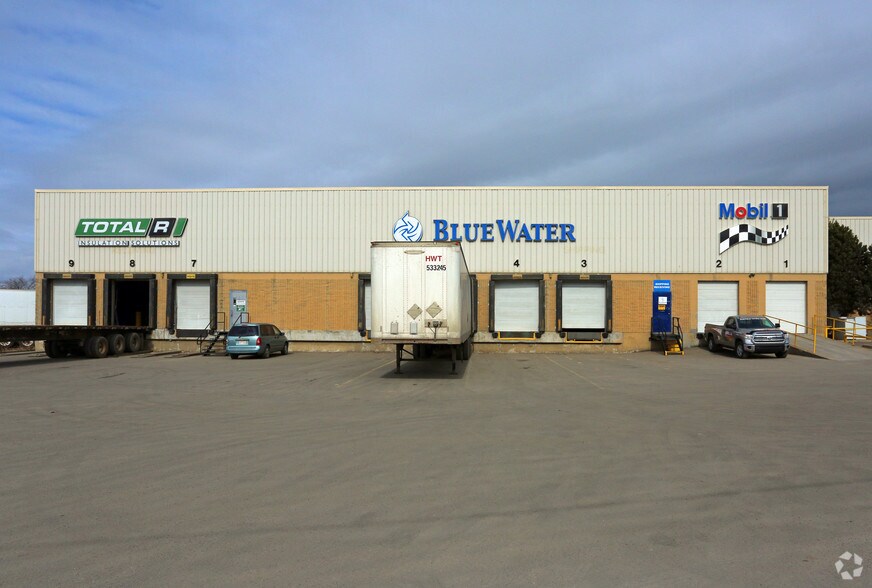 15110 Yellowhead Trl NW, Edmonton, AB à louer - Photo du bâtiment - Image 2 de 4