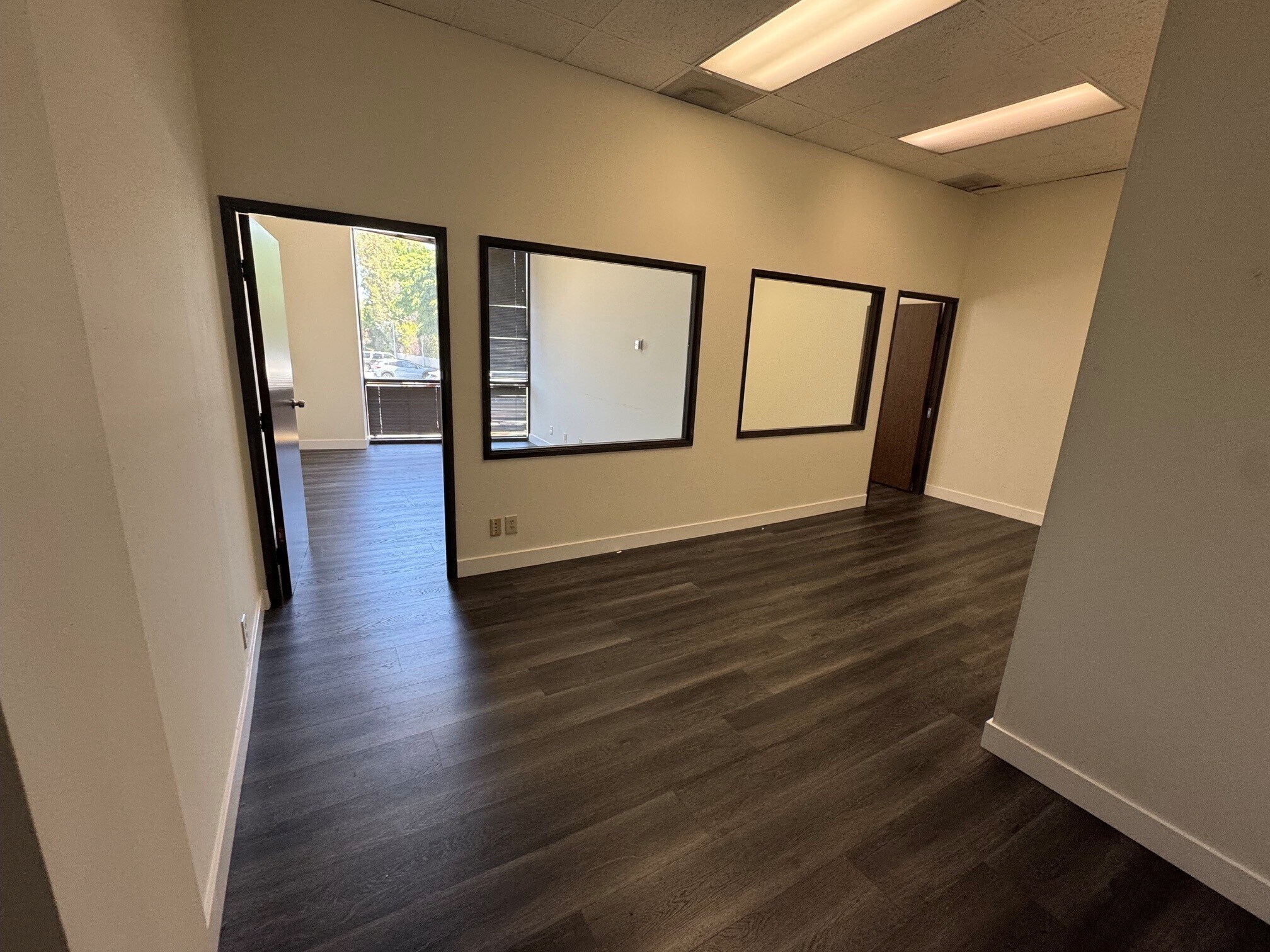 17525 Ventura Blvd, Encino, CA à louer Photo intérieure- Image 1 de 1