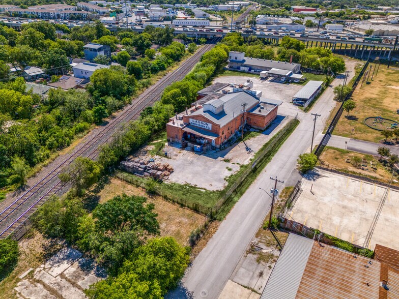 264 & 250 W Lachapelle, San Antonio, TX à vendre - Photo du bâtiment - Image 2 de 10