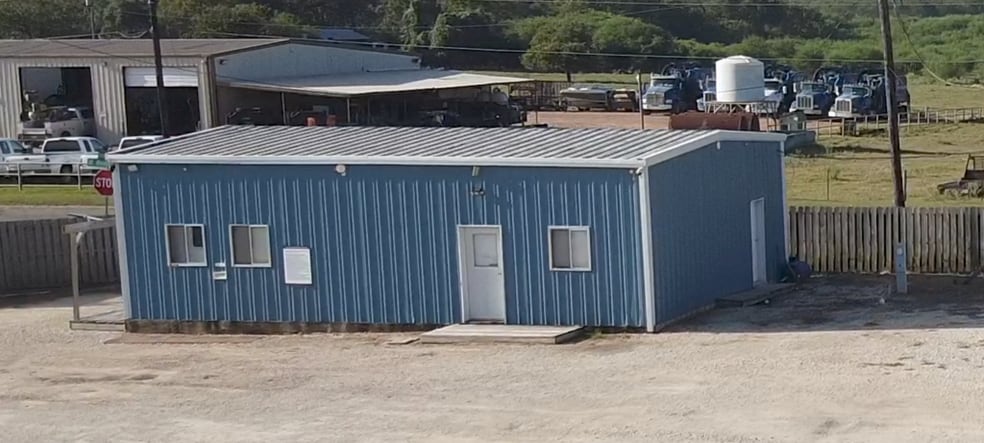 500 Douglas St, Cuero, TX for sale - Building Photo - Image 2 of 11