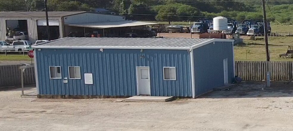 500 Douglas St, Cuero, TX à vendre - Photo du bâtiment - Image 2 de 11