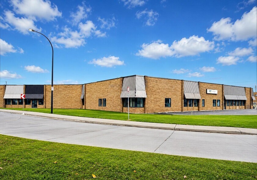 165-185 Montée de Liesse, Montréal, QC for sale - Building Photo - Image 1 of 8
