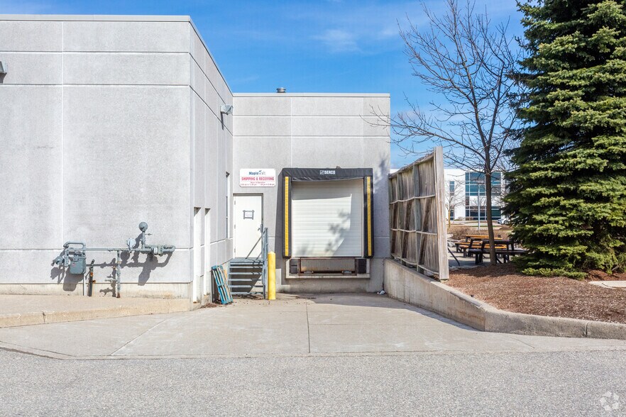 615 Kumpf Dr, Waterloo, ON à louer - Photo du bâtiment - Image 3 de 4