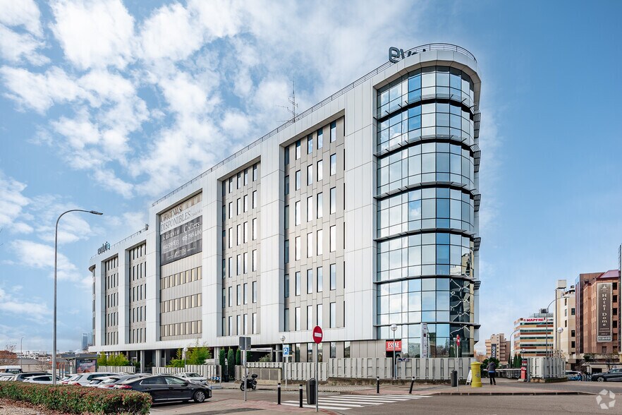 Calle Isabel Colbrand, 6-8, Madrid, Madrid à louer - Photo du bâtiment - Image 3 de 15