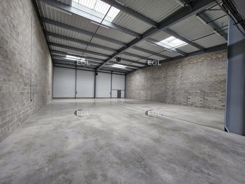 Flex in Créteil for lease - Interior Photo - Image 3 of 8