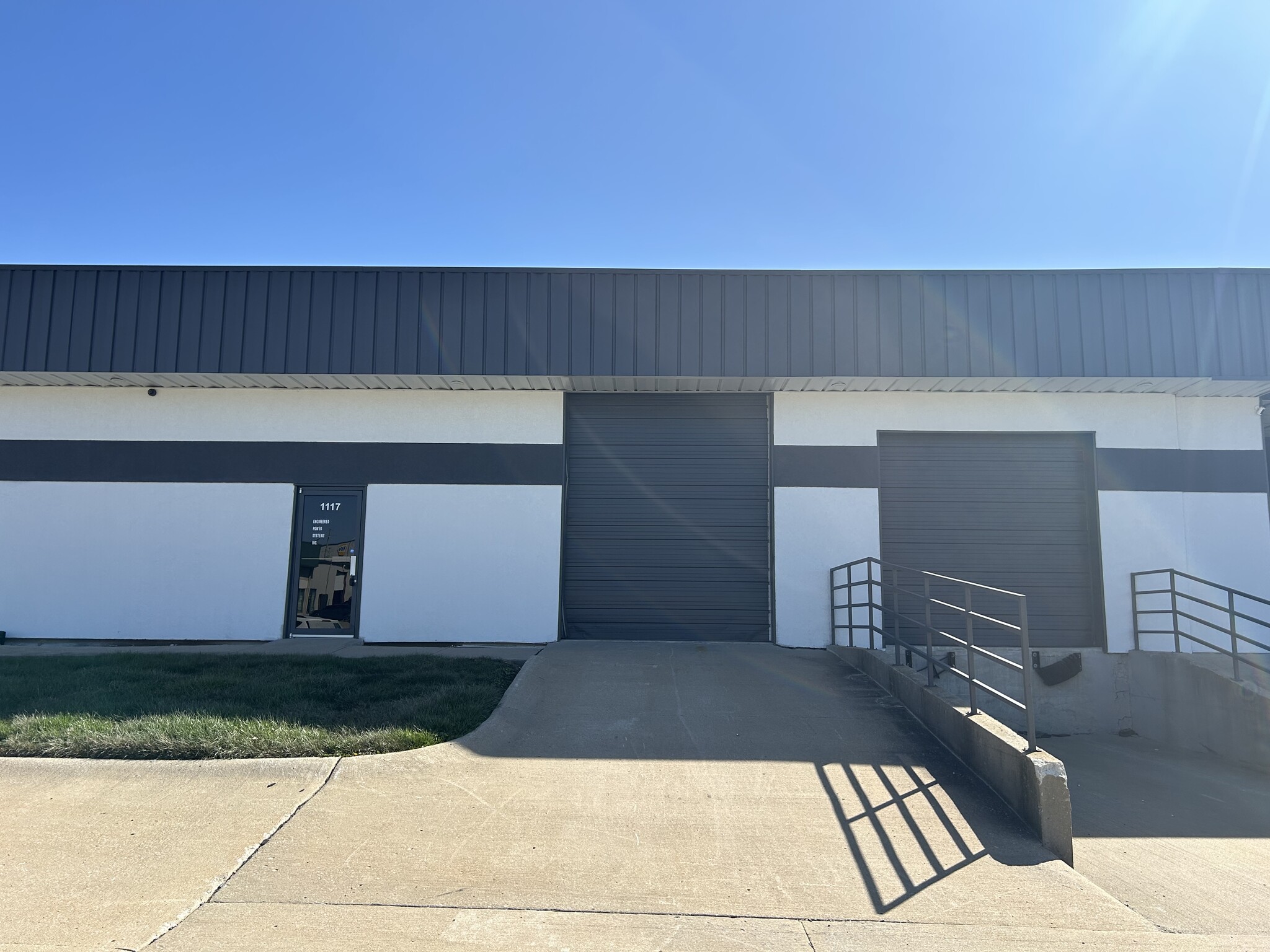 1117 Valley Ridge Ct, Grain Valley, MO for lease Primary Photo- Image 1 of 8