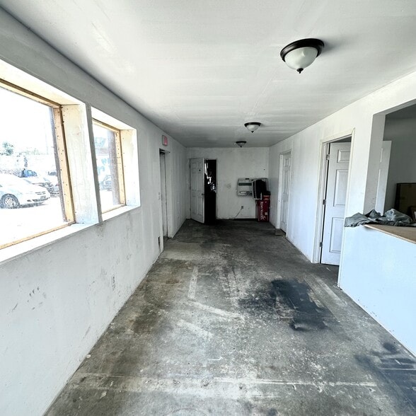 13231 Conant St, Detroit, MI à vendre - Photo intérieure - Image 2 de 4