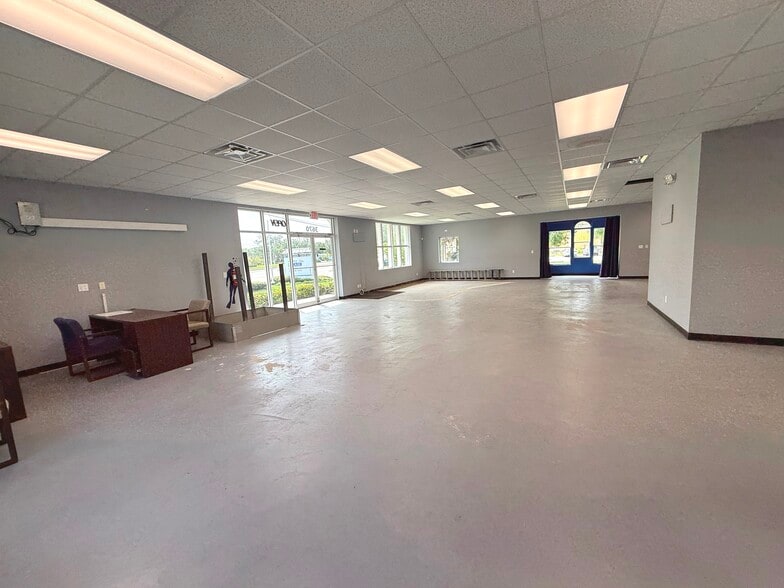 3670 S Ridgewood Ave, Port Orange, FL for lease - Interior Photo - Image 3 of 15