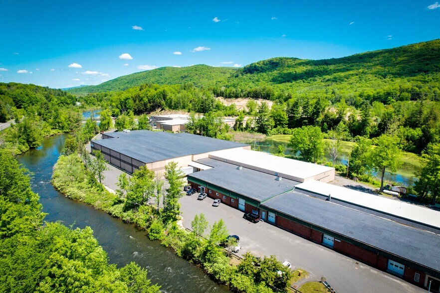 10 Valley Street, Lenox, MA à louer - Photo du bâtiment - Image 2 de 7