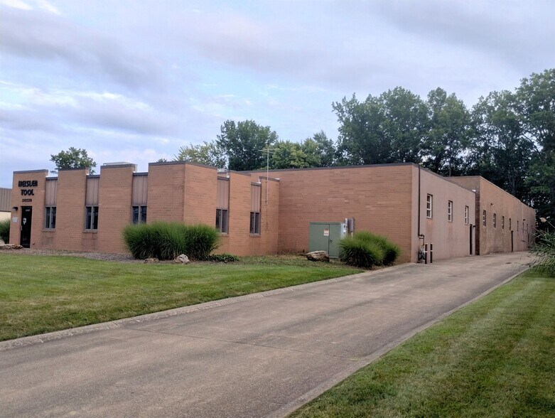 38228 Western Pky, Willoughby, OH à vendre - Photo du bâtiment - Image 2 de 13