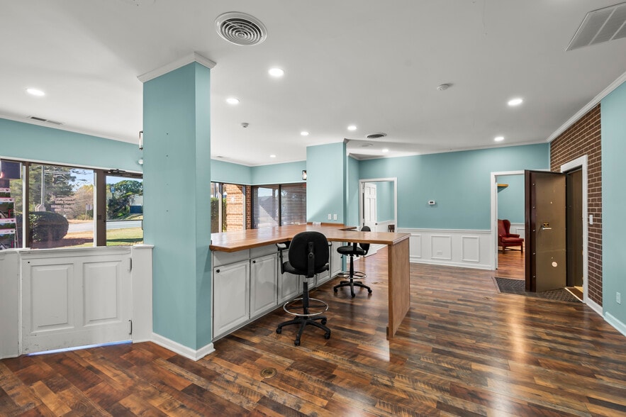 1001 S State St, Yadkinville, NC à vendre - Photo du bâtiment - Image 3 de 9