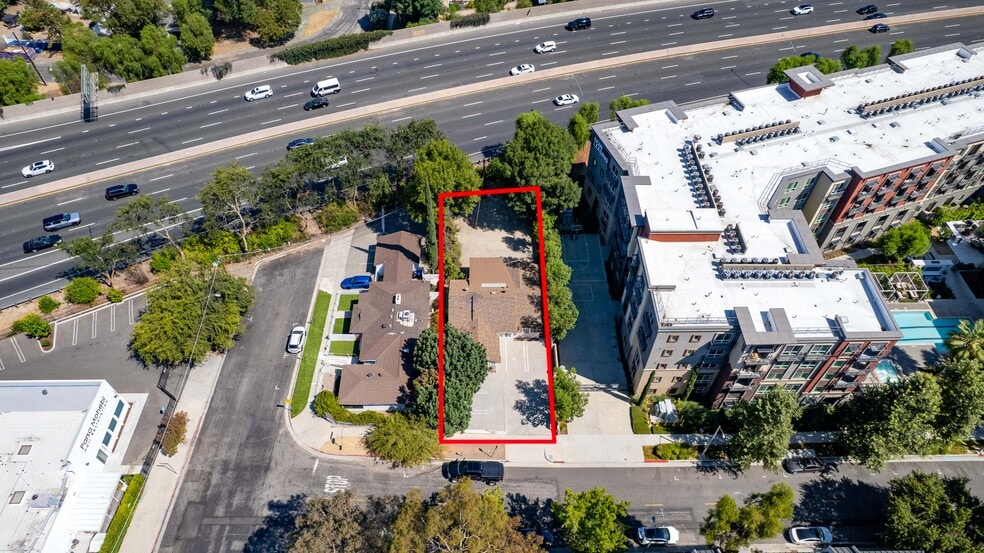 22151 Clarendon St, Woodland Hills, CA for sale - Building Photo - Image 2 of 20